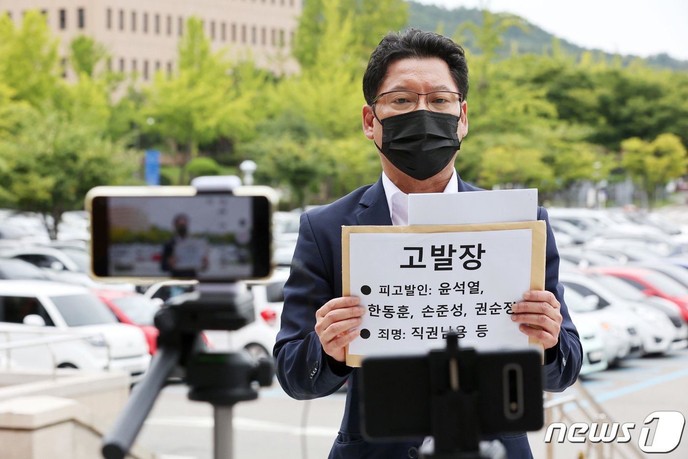 본문 이미지 - 6일 오후 경기도 과천시 정부과천청사 고객안내센터 앞에서 김한메 사법정의바로세우기시민행동(사세행) 대표가 윤석열 검찰 고발사주 의혹 관련 공수처 고발에 앞서 기자회견을 하고 있다. 조태형 기자