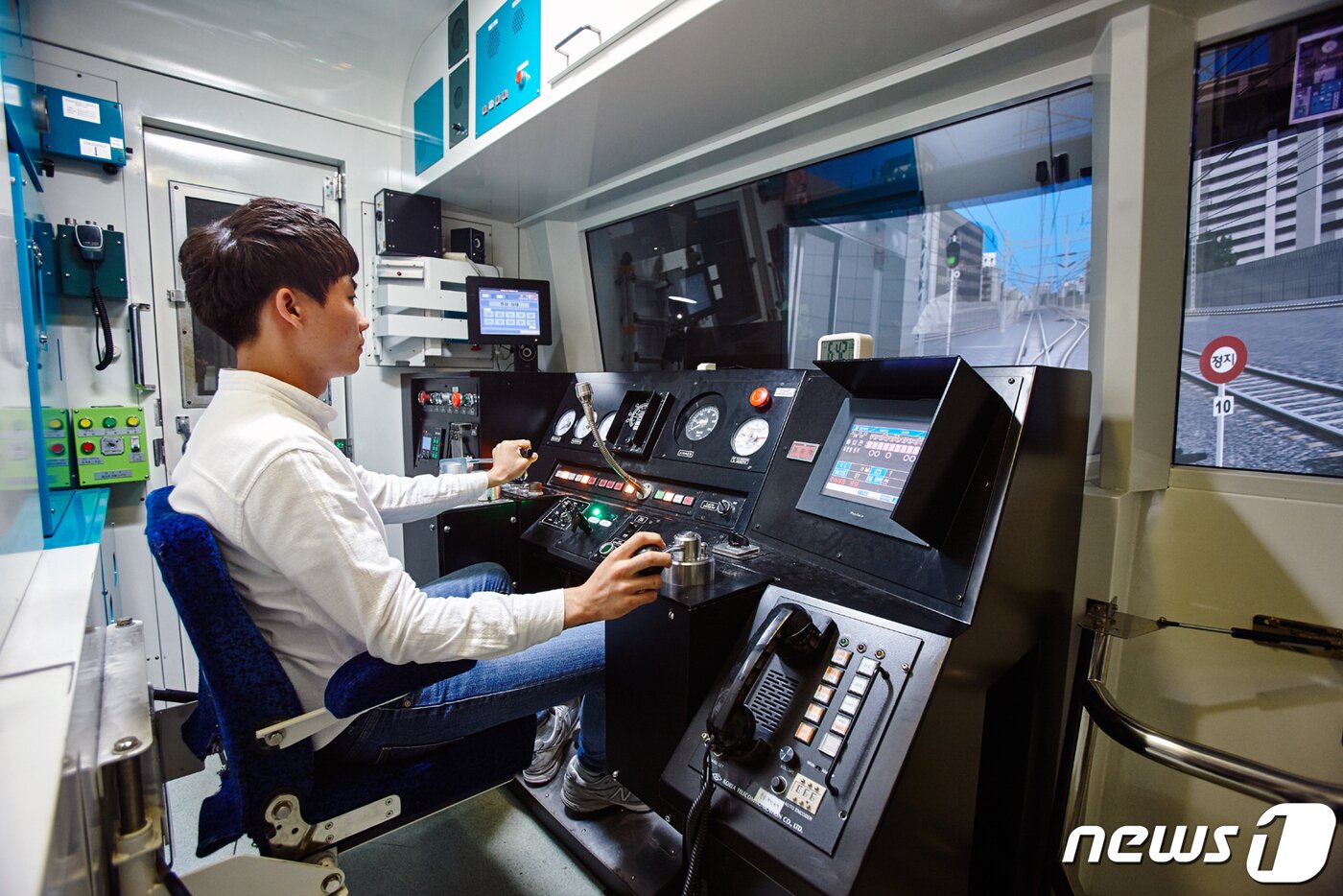 본문 이미지 - 우송대학교 철도물류대학은 융합적인 사고와 복합적 문제해결 능력을 갖춘 지능형 철도인력을 양성하는데 박차를 가하고 있다.(사2진제공:우송대학교)ⓒ 뉴스1