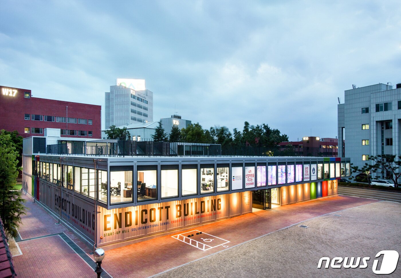 본문 이미지 - 지난 2017년 4차 산업혁명을 이끌어갈 인재양성을 목표로 확대 개원한 엔디컷국제대학은 △AI·빅데이터학과 △글로벌호텔매니지먼트학과 △글로벌융합비즈니스학과 △엔디컷 자율융합학부 등으로 구성돼 있다.사진은 엔티컷국제대학 전경(제공:우송대학교)ⓒ 뉴스1