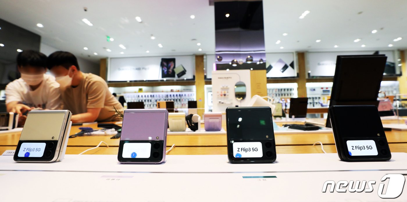 본문 이미지 - 삼성전자 폴더블폰인 갤럭시Z폴드3와 갤럭시Z플립3.2021.9.6/뉴스1 ⓒ News1 황기선 기자