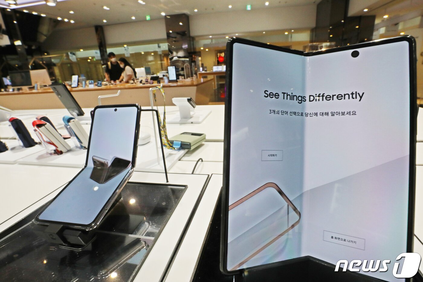 본문 이미지 - 서울 서초구 삼성 딜라이트샵에 진열된 삼성전자 폴더블폰 갤럭시Z폴드3와 갤럭시Z플립3/뉴스1 ⓒ News1