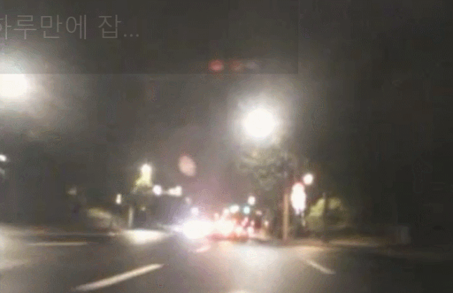 본문 이미지 - 배달 오토바이를 몰던 30대 여성이 택시에 비접촉 교통사고를 당했다고 주장하며 영상을 공개했다. (온라인 커뮤니티 '보배드림' 갈무리) ⓒ 뉴스1