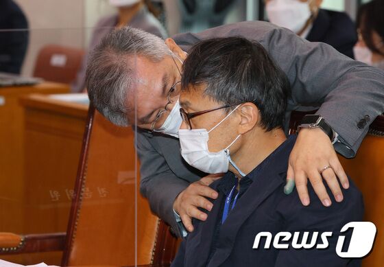 최강욱 열린민주당 의원(왼쪽)이 6일 서울 여의도 국회 법제사법위원회에서 열린 '윤석열 전 검찰총장의 고발 사주 의혹'과 관련 현안 질의에서 박주민 더불어민주당 간사와 대화하고 있다. 이동해 기자