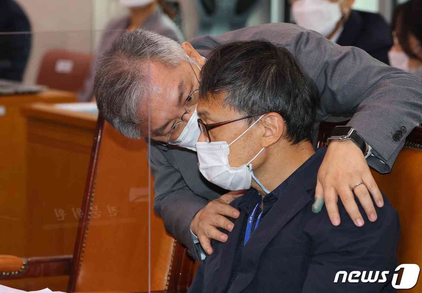 최강욱 열린민주당 의원(왼쪽)이 6일 서울 여의도 국회 법제사법위원회에서 열린 '윤석열 전 검찰총장의 고발 사주 의혹'과 관련 현안 질의에서 박주민 더불어민주당 간사와 대화하고 있다. 이동해 기자