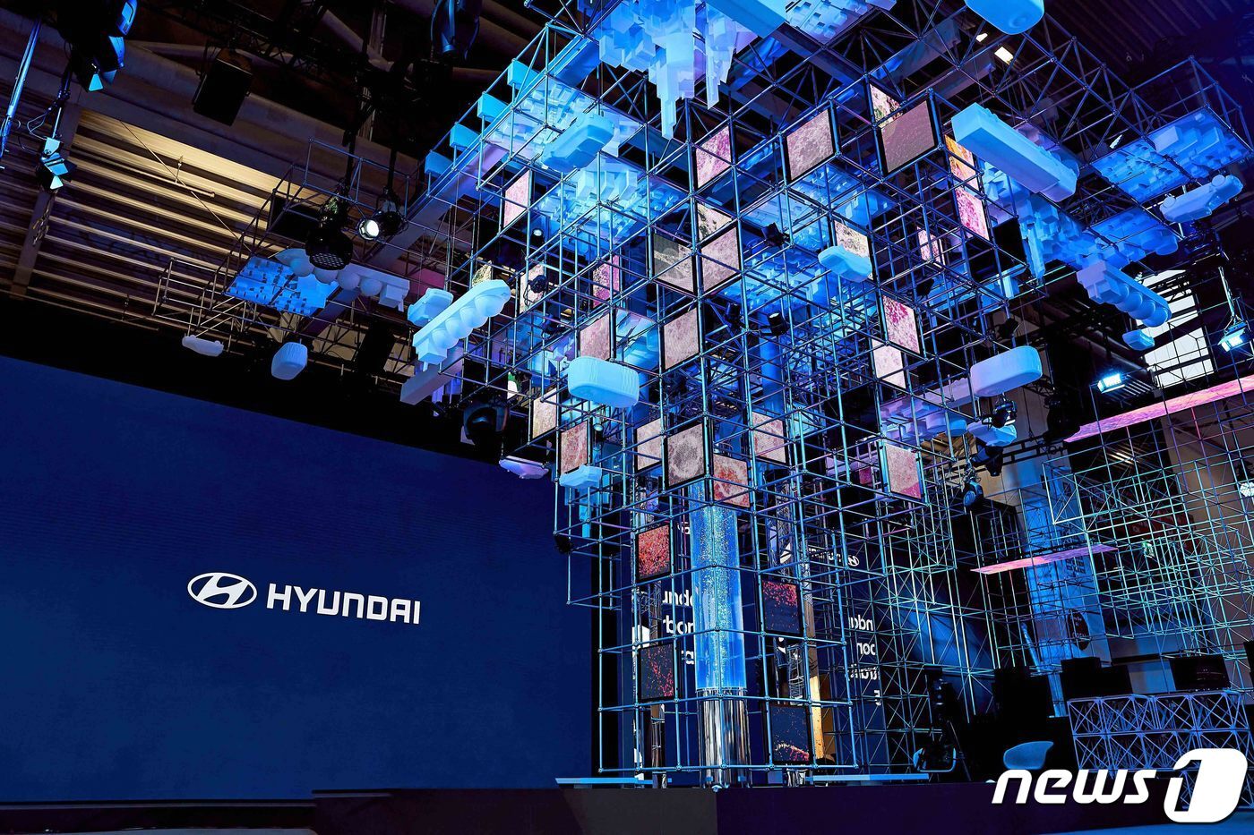 본문 이미지 - IAA 모빌리티 2021에 참여한 현대차의 당시 전시관 모습. &#40;현대차 제공&#41; 2021.9.6/뉴스1