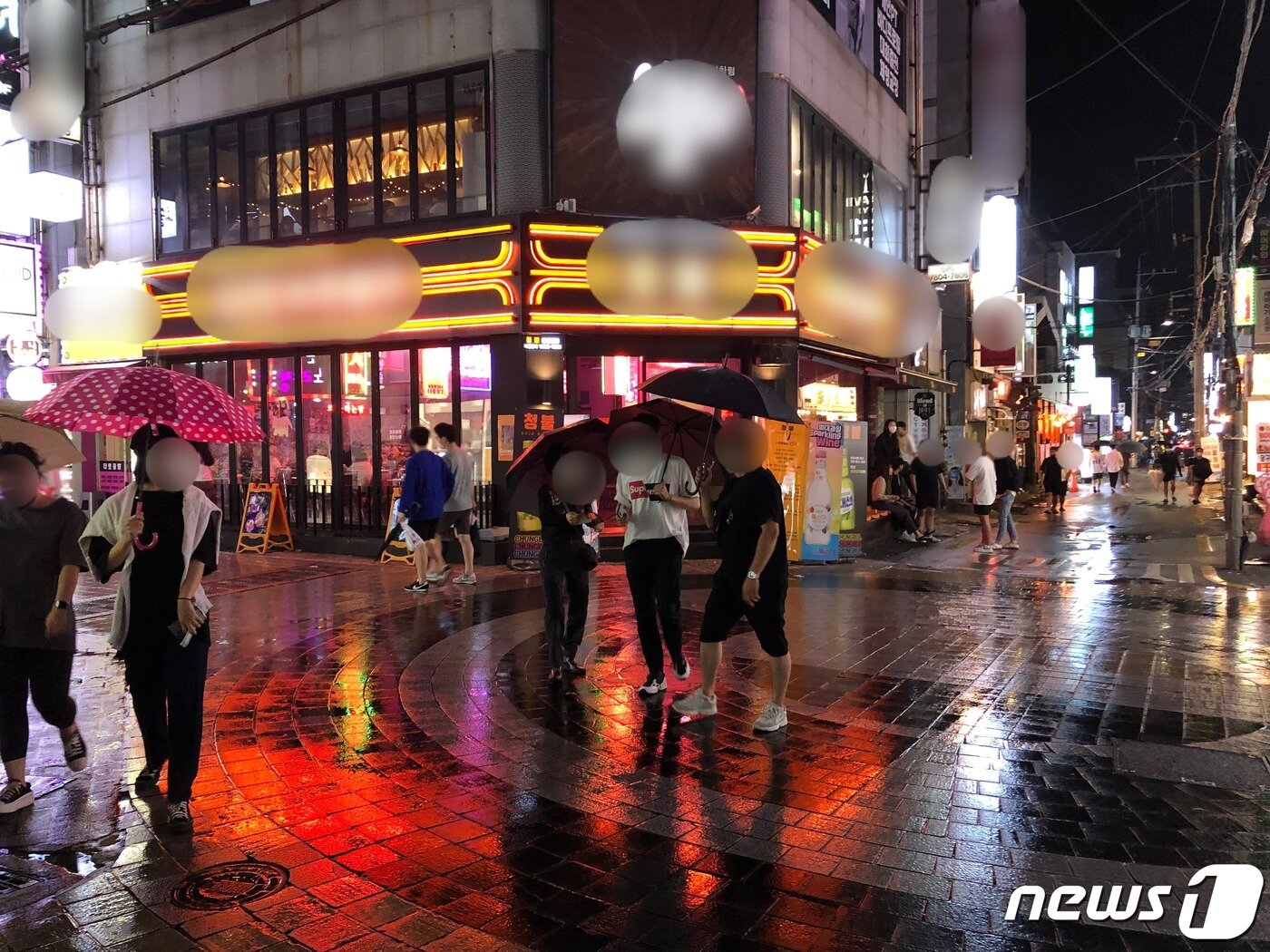 본문 이미지 - 사회적 거리두기 3단계 시행 첫날인 6일 오후 부산 남구 경성대 인근 번화가.2021.9.6/ⓒ 뉴스1 백창훈 기자