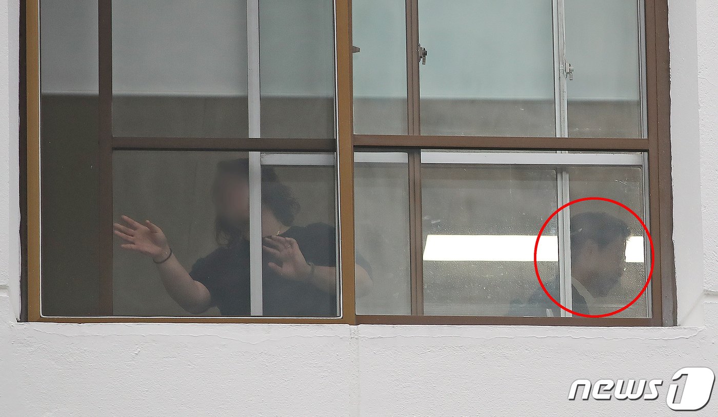 본문 이미지 - '고발 사주' 의혹의 당사자로 지목된 손준성 대구고검 인권보호관(당시 대검 수사정보정책관)이 7일 오전 8시17분쯤 대구고검에 출근했다. 1분 뒤 검사실 직원이 창문을 닫고 가림막을 치는 장면에서 오른쪽 손준성 인권보호관(붉은색 원 안) 모습이 확인됐다. 공정식 기자