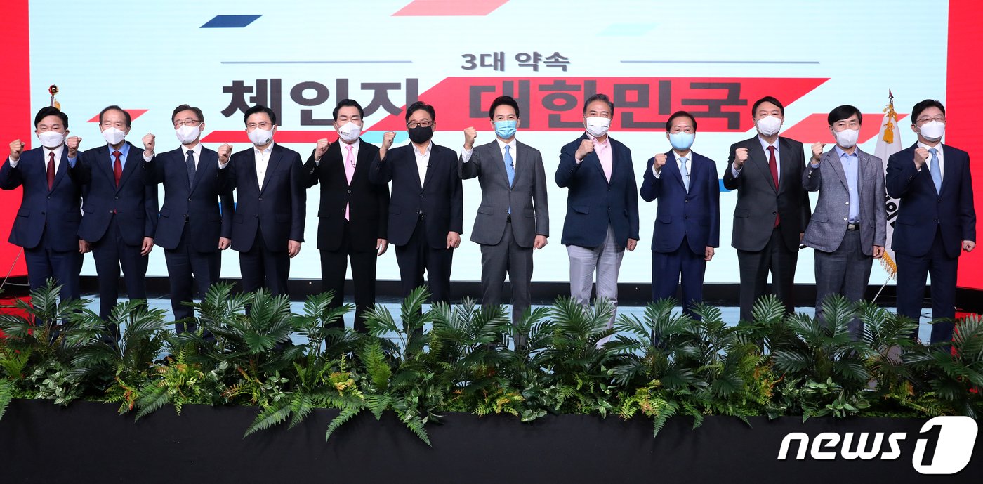 본문 이미지 - 7일 오후 서울 강서구 ASSA빌딩 방송스튜디오에서 열린 국민의힘 대선 경선 후보 '체인지 대한민국, 3대 약속' 발표회에서 12명의 대선주자들이 나란히 포즈를 취하고 있다. 왼쪽부터 원희룡, 장기표, 최재형, 황교안, 안상수, 박찬주, 장성민, 박진, 홍준표, 윤석열, 하태경, 유승민 예비후보. 오대일 기자