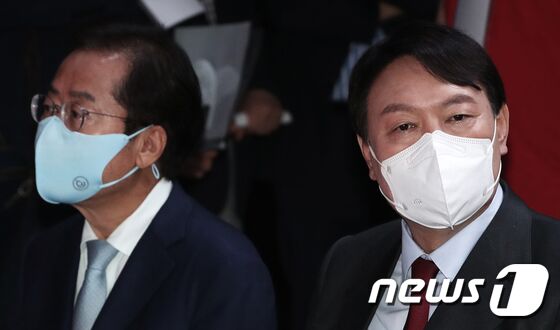 7일 오후 서울 강서구 ASSA빌딩 방송스튜디오에서 열린 국민의힘 대선 경선 후보 '체인지 대한민국, 3대 약속' 발표회에서 홍준표, 윤석열 후보가 행사 시작을 기다리며 생각에 잠겨 있다. 오대일 기자