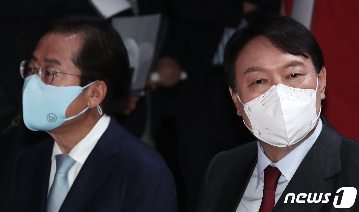 본문 이미지 - 7일 오후 서울 강서구 ASSA빌딩 방송스튜디오에서 열린 국민의힘 대선 경선 후보 '체인지 대한민국, 3대 약속' 발표회에서 홍준표, 윤석열 후보가 행사 시작을 기다리며 생각에 잠겨 있다. 오대일 기자