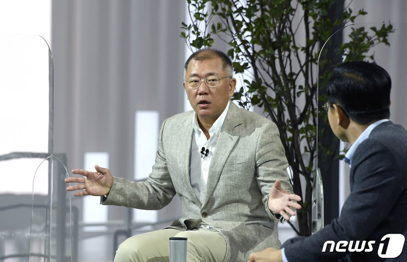 본문 이미지 - 정의선 현대차그룹 회장이 7일 하이드로젠 웨이브'(Hydrogen Wave) 글로벌 온라인 행사에서 '수소사회로의 전환'을 선언했다. (현대차그룹 제공) 2021.9.7/뉴스1