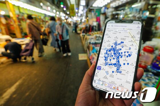 상생 국민지원금(재난지원금) 지급 이틀차인 7일 서울 마포구 망원시장에서 본 지맵(Z-MAP) 어플에 국민지원금 사용 가능 점포가 표시돼 있다. 안은나 기자