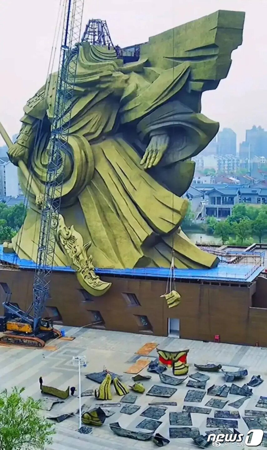 본문 이미지 - 중국 후베이성 징저우시에 설치된 관우상(중국 웨이보 갈무리)ⓒ 뉴스1ⓒ 뉴스1