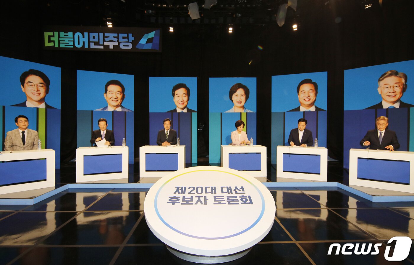 본문 이미지 - 더불어민주당 박용진, 정세균, 이낙연, 추미애, 김두관, 이재명(왼쪽부터) 대선 경선 후보가 7일 오후 대구 수성구 두산동 TBC 스튜디오에서 열린 TV토론회에 참석해 토론을 준비하고 있다. 2021.9.7/뉴스1 ⓒ News1 공정식 기자