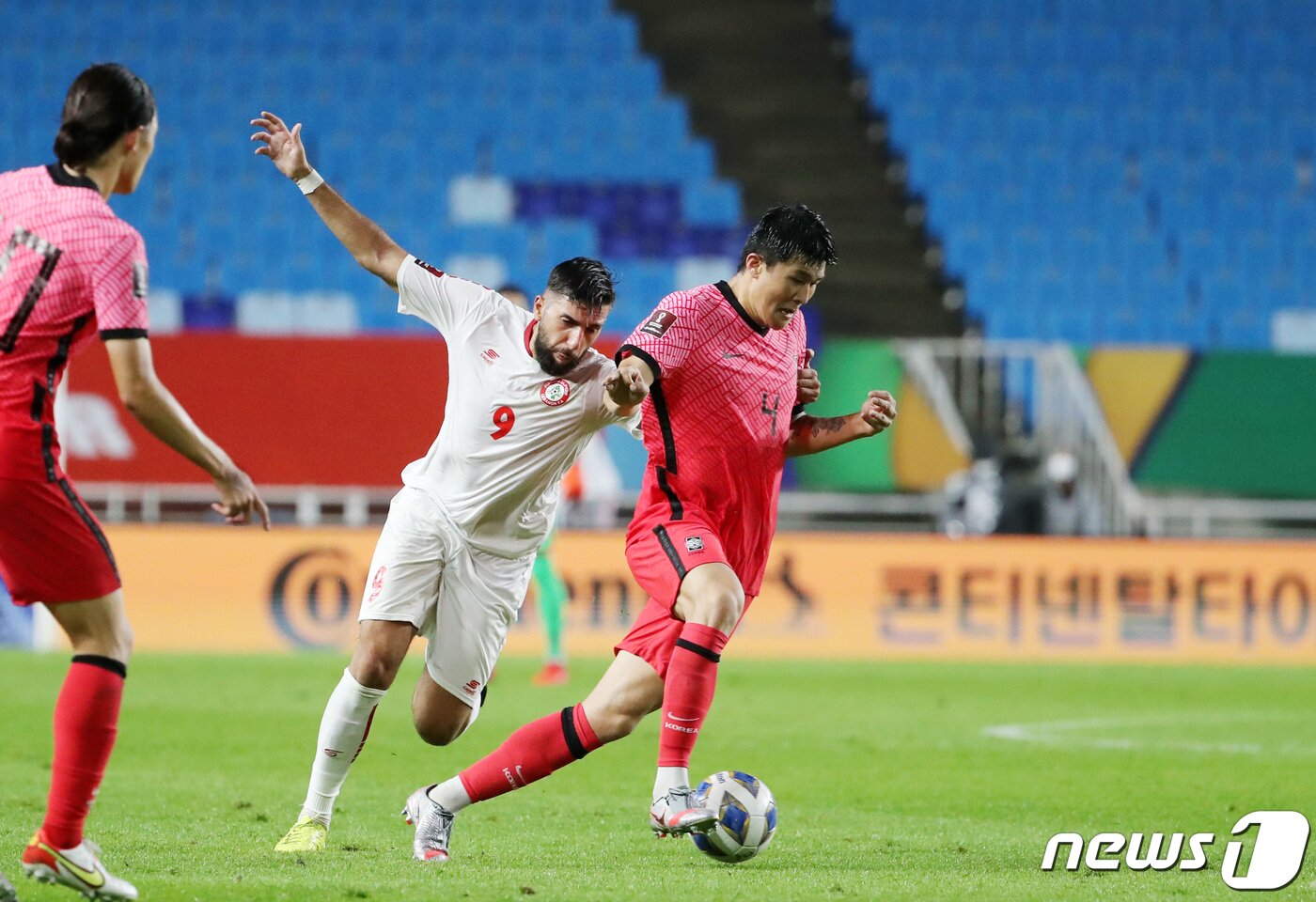 본문 이미지 - 7일 오후 경기도 수원월드컵경기장에서 열린 2022 국제축구연맹(FIFA) 카타르 월드컵 아시아지역 최종예선 A조 대한민국과 레바논의 경기, 대한민국 김민재가 공격을 시도하고 있다. 2021.9.7/뉴스1 ⓒ News1 조태형 기자