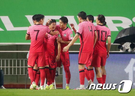 7일 오후 경기도 수원월드컵경기장에서 열린 2022 국제축구연맹(FIFA) 카타르 월드컵 아시아지역 최종예선 A조 대한민국과 레바논의 경기, 대한민국 권창훈이 선제골을 넣은 후 동료들과 기쁨을 나누고 있다. 조태형 기자