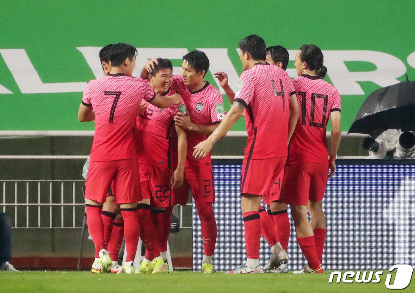 본문 이미지 - 7일 오후 경기도 수원월드컵경기장에서 열린 2022 국제축구연맹(FIFA) 카타르 월드컵 아시아지역 최종예선 A조 대한민국과 레바논의 경기, 대한민국 권창훈이 선제골을 넣은 후 동료들과 기쁨을 나누고 있다. 조태형 기자