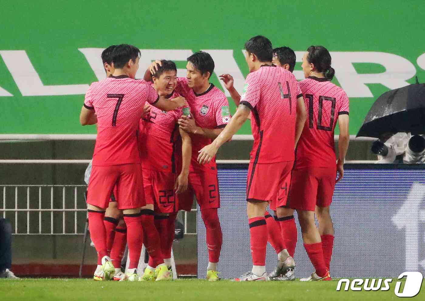7일 오후 경기도 수원월드컵경기장에서 열린 2022 국제축구연맹(FIFA) 카타르 월드컵 아시아지역 최종예선 A조 대한민국과 레바논의 경기, 대한민국 권창훈이 선제골을 넣은 후 동료들과 기쁨을 나누고 있다. 조태형 기자