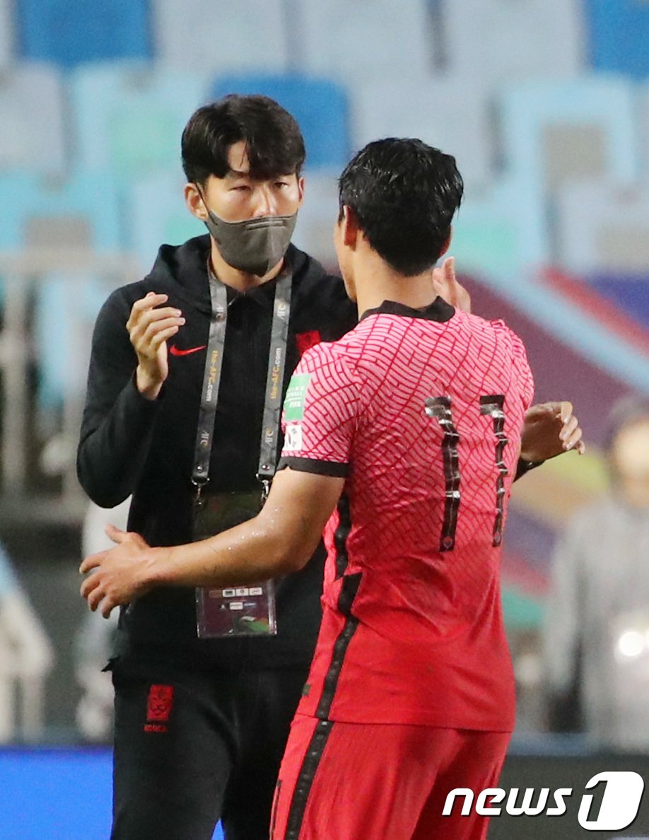 본문 이미지 - 7일 오후 경기도 수원월드컵경기장에서 열린 2022 국제축구연맹(FIFA) 카타르 월드컵 아시아지역 최종예선 A조 대한민국과 레바논의 경기 종료 후 승리한 대한민국 손흥민이 황희찬과 기쁨을 나누고 있다. 이날 손흥민은 부상으로 엔트리에서 제외됐다. 조태형 기자