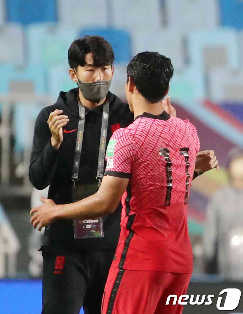 7일 오후 경기도 수원월드컵경기장에서 열린 2022 국제축구연맹(FIFA) 카타르 월드컵 아시아지역 최종예선 A조 대한민국과 레바논의 경기 종료 후 승리한 대한민국 손흥민이 황희찬과 기쁨을 나누고 있다. 이날 손흥민은 부상으로 엔트리에서 제외됐다. 조태형 기자