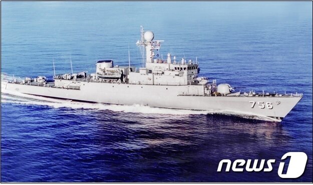 본문 이미지 - 옛 해군 초계함 '포항함'(PCC-757) (해군 제공) ⓒ 뉴스1