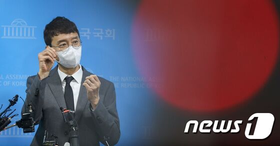 김웅 국민의힘 의원이 8일 서울 여의도 국회 소통관에서 지난해 총선 당시 윤석열 검찰총장의 측근 검사로부터 여권 인사에 대한 고발장을 넘겨받았다는 이른바 '고발사주' 의혹과 관련한 기자회견을 마친 뒤 취재진의 질문에 답변하고 있다. <br />이동해 기자