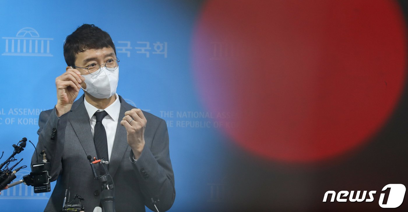 본문 이미지 - 김웅 국민의힘 의원이 8일 서울 여의도 국회 소통관에서 지난해 총선 당시 윤석열 검찰총장의 측근 검사로부터 여권 인사에 대한 고발장을 넘겨받았다는 이른바 '고발사주' 의혹과 관련한 기자회견을 마친 뒤 취재진의 질문에 답변하고 있다.이동해 기자