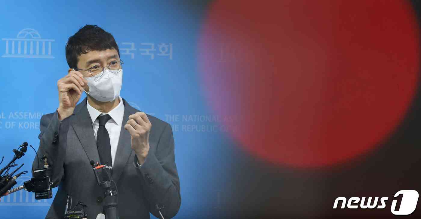 김웅 국민의힘 의원이 8일 서울 여의도 국회 소통관에서 지난해 총선 당시 윤석열 검찰총장의 측근 검사로부터 여권 인사에 대한 고발장을 넘겨받았다는 이른바 '고발사주' 의혹과 관련한 기자회견을 마친 뒤 취재진의 질문에 답변하고 있다. <br />이동해 기자