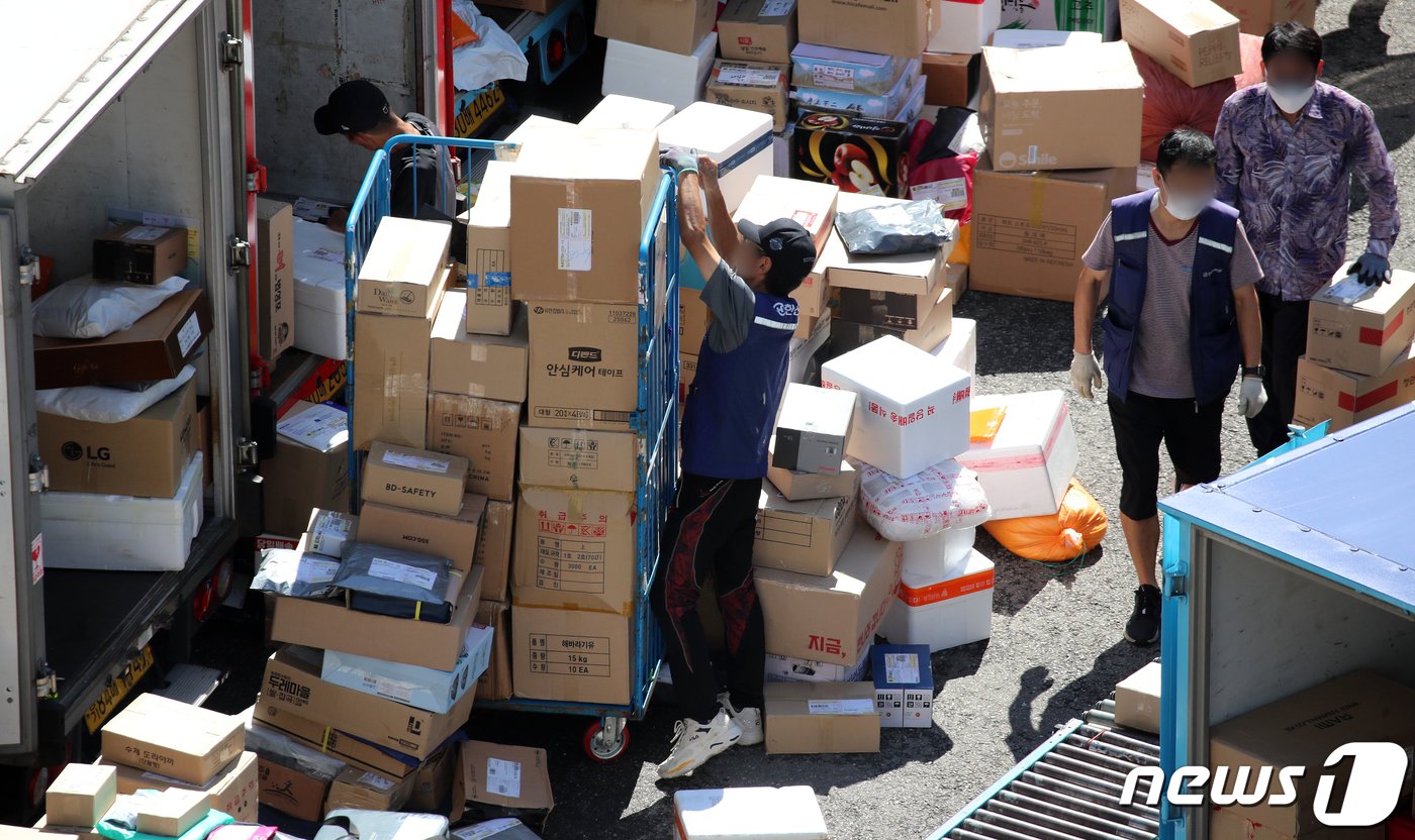 본문 이미지 - 택배업계가 일제히 '추석 특별배송' 체제에 돌입한 8일 오전 서울 시내 한 택배 물류센터에서 택배 노동자들이 배송 준비작업을 하고 있다. 주요 택배사들은 오는 22일 추석 연휴가 끝날 때까지를 특별수송 기간으로 정하고 비상 대응 체제에 돌입했다.  김진환 기자