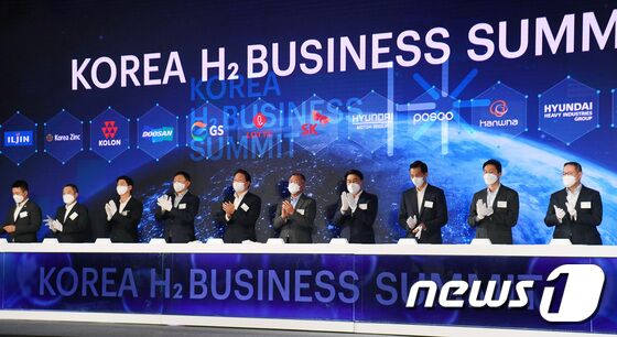 8일 경기 고양 킨텍스에서 막을 올린 '2021수소모빌리티+쇼' H2 비즈니스 서밋에 참석한 주요기업 총수들이 나란히 사진촬영을 하고 있다. 왼쪽부터 이규호 코오롱그룹 부사장, 박정원 두산그룹 회장, 허세홍 GS그룹 사장, 신동빈 롯데그룹 회장, 최태원 SK그룹 회장, 정의선 현대차그룹 회장, 최정우 포스코그룹 회장, 김동관 한화그룹 사장, 정기선 현대중공업지주 부사장, 조현상 효성그룹 부회장. 이성철 기자