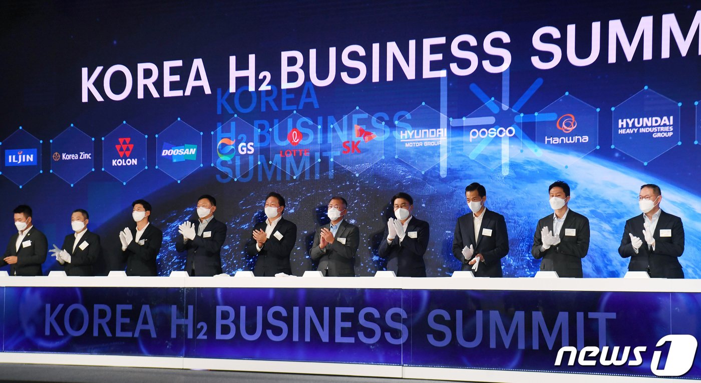 본문 이미지 - 8일 경기 고양 킨텍스에서 막을 올린 '2021수소모빌리티+쇼' H2 비즈니스 서밋에 참석한 주요기업 총수들이 나란히 사진촬영을 하고 있다. 왼쪽부터 이규호 코오롱그룹 부사장, 박정원 두산그룹 회장, 허세홍 GS그룹 사장, 신동빈 롯데그룹 회장, 최태원 SK그룹 회장, 정의선 현대차그룹 회장, 최정우 포스코그룹 회장, 김동관 한화그룹 사장, 정기선 현대중공업지주 부사장, 조현상 효성그룹 부회장. 이성철 기자