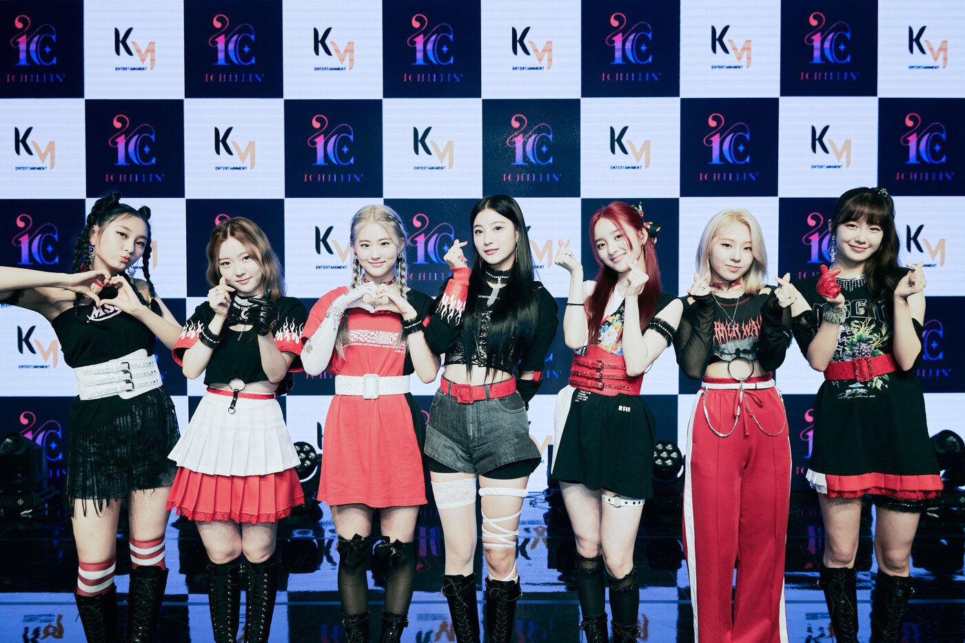 본문 이미지 - 아이칠린 채린(왼쪽에서 두번째)/케이엠이엔티 ⓒ 뉴스1