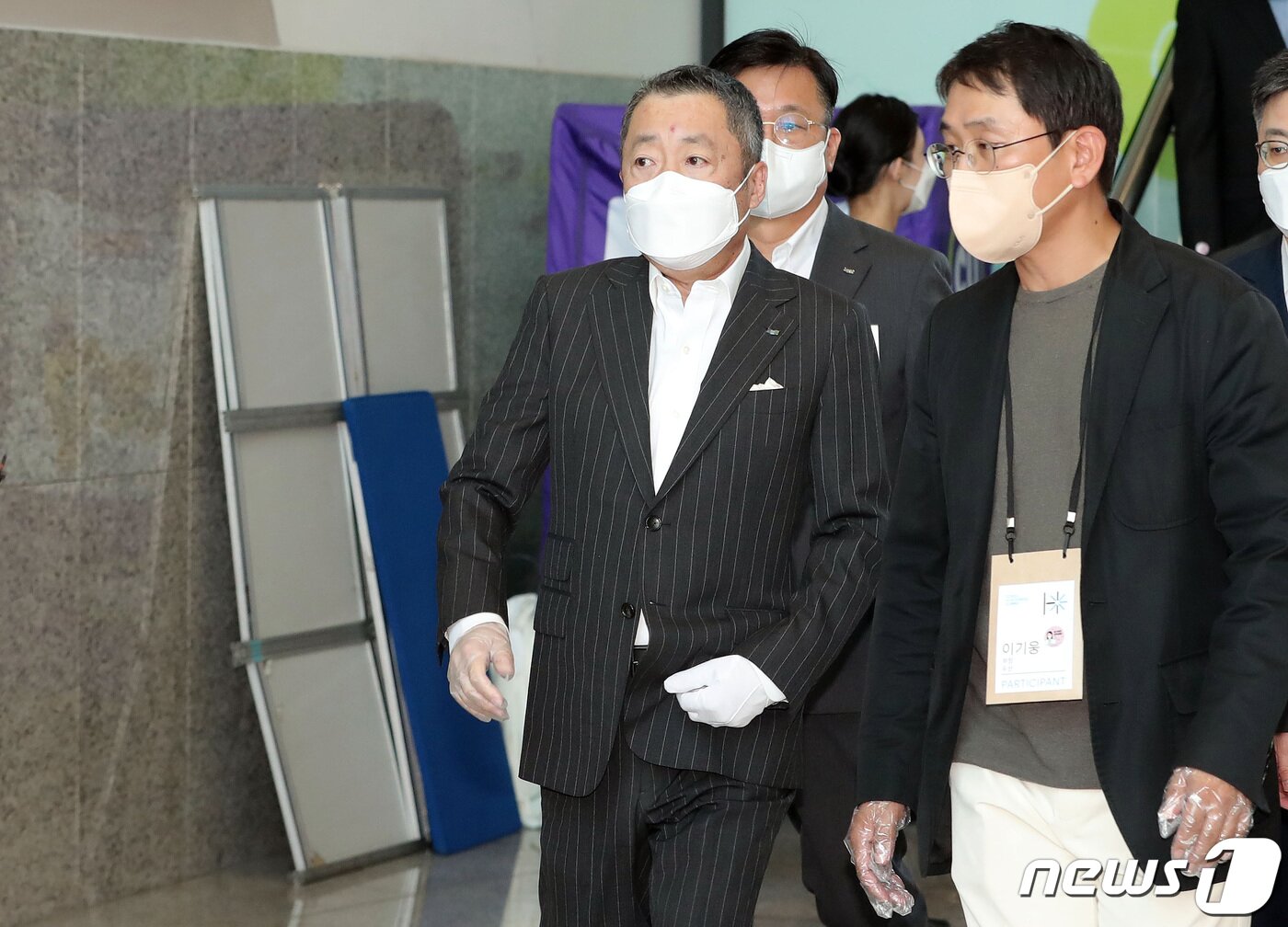 본문 이미지 - 박정원 두산그룹 회장이 지난해 9월8일 오전 경기 고양 킨텍스에서 ‘2021수소모빌리티+쇼’ 개막에 앞서 열린 'H2 비즈니스 서밋'에 참석 후 행사장으로 향하고 있다. 2021.9.8/뉴스1 ⓒ News1 이성철 기자