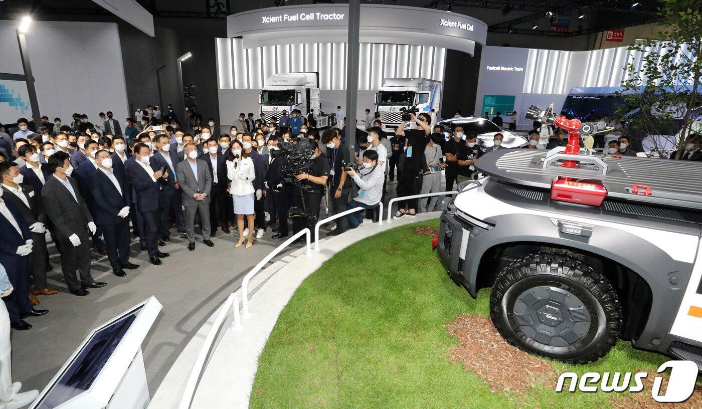 본문 이미지 - 정의선 현대자동차그룹 회장과 최태원 SK그룹 회장, 신동빈 롯데그룹 회장을 비롯한 내빈들이 8일 오전 경기 고양시 킨텍스에서 열린 '2021 수소모빌리티+쇼'에 참석해 현대자동차그룹 부스의 전시물을 관람하고 있다. 2021.9.8/뉴스1 ⓒ News1 이성철 기자