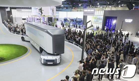 8일 경기도 고양시 킨텍스 2전시장에서 개막한 '2021 수소모빌리티+쇼'에 마련된 현대자동차 부스를 찾은 내빈들이 트레일러 드론 시연을 관람하고 있다. 이성철 기자