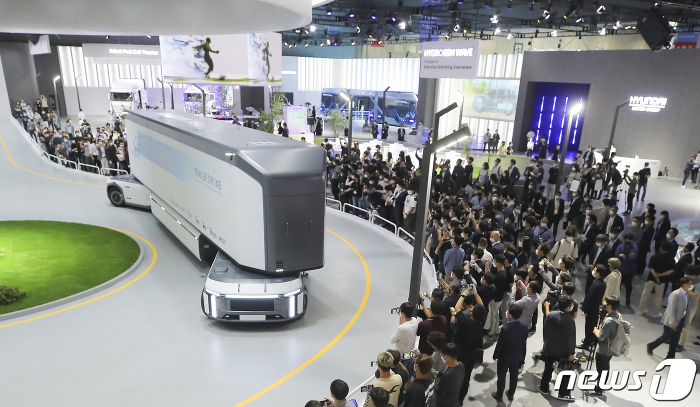 본문 이미지 - 8일 경기도 고양시 킨텍스 2전시장에서 개막한 '2021 수소모빌리티+쇼'에 마련된 현대자동차 부스를 찾은 내빈들이 트레일러 드론 시연을 관람하고 있다.  이성철 기자