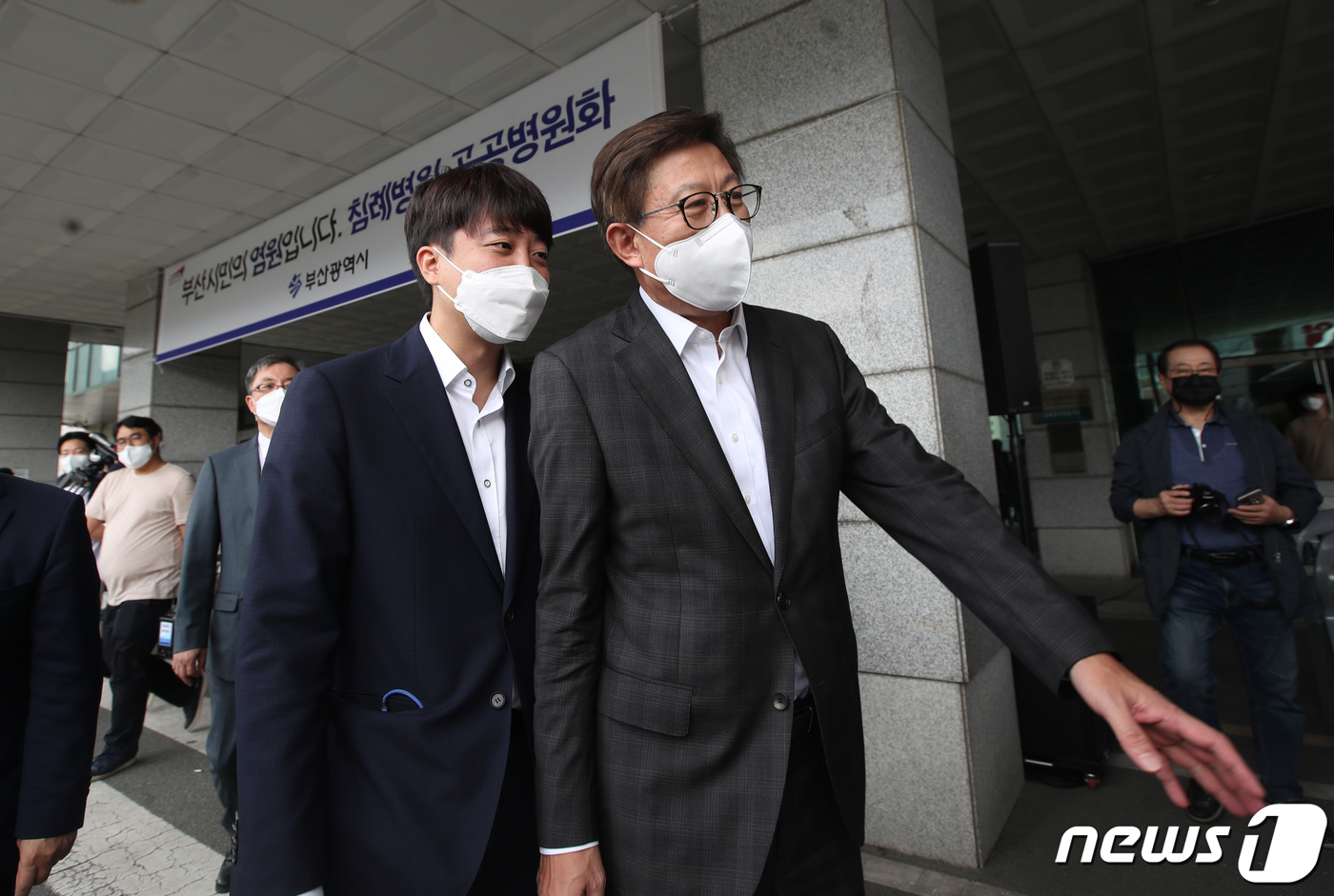 (부산=뉴스1) 여주연 기자 = 이준석 국민의힘 대표가 8일 오후 부산 금정구 침례병원을 찾아 '부산 공공의료 현장 간담회'에 앞서 박형준 부산시장과 대화를 나누고 있다. 2021 …