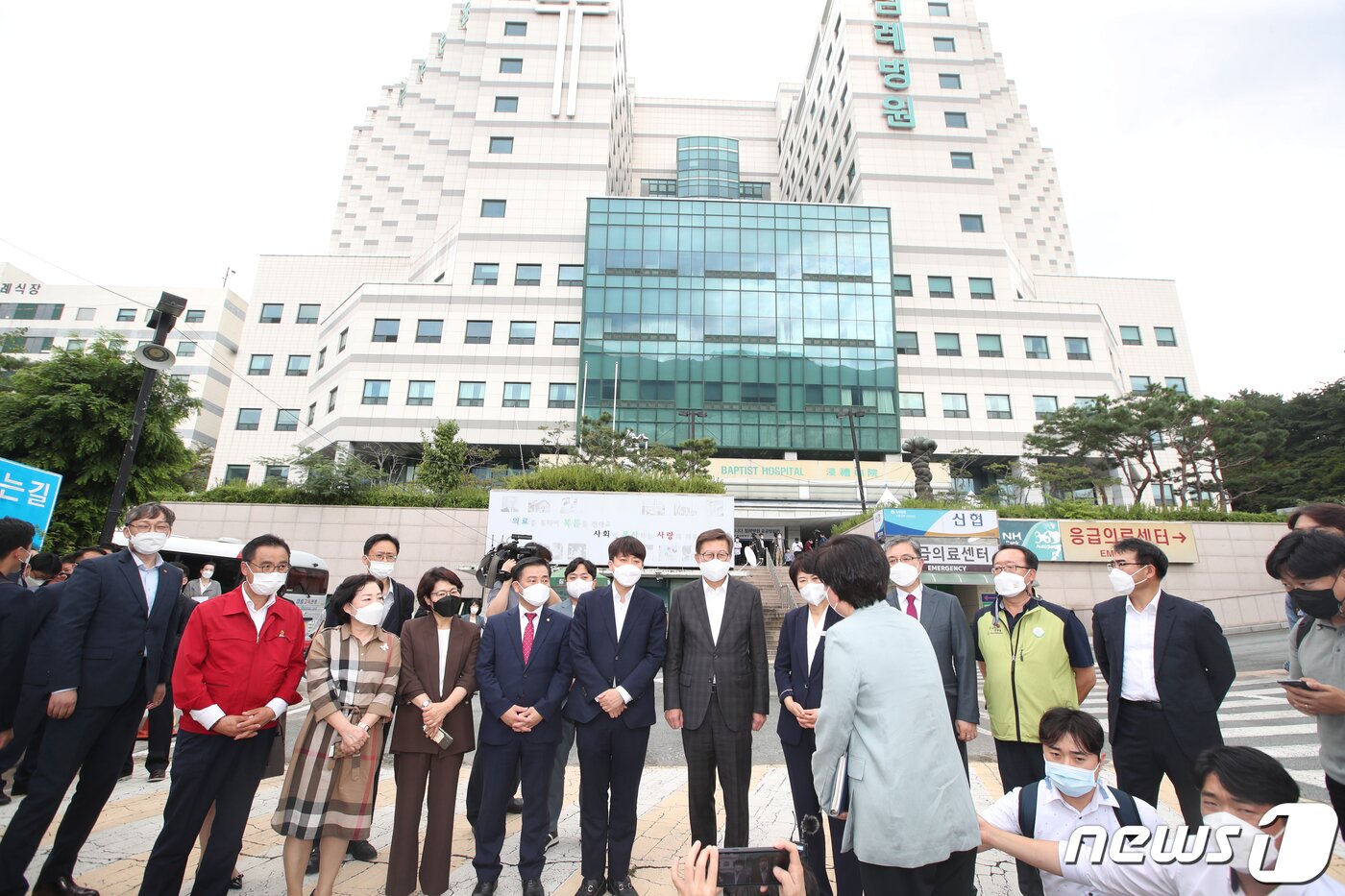 본문 이미지 - 지난해 9월 이준석 국민의힘 대표가 부산 금정구 침례병원을 찾아 '부산 공공의료 현장 간담회'에 앞서 관련 브리핑을 듣고 있는 모습.ⓒ News1 DB