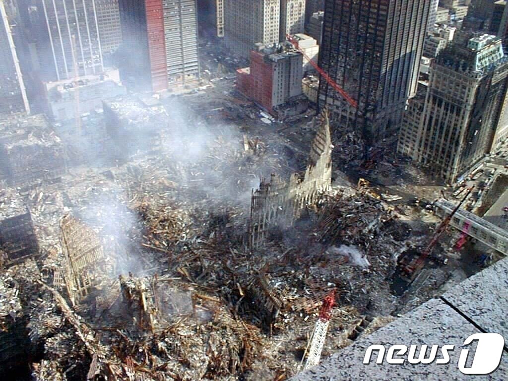 본문 이미지 - 14일(현지시간) 세계무역센터 쌍둥이 건물이 완전히 붕괴돼 자취를 감췄다. 2001.09.14 ⓒ AFP=뉴스1