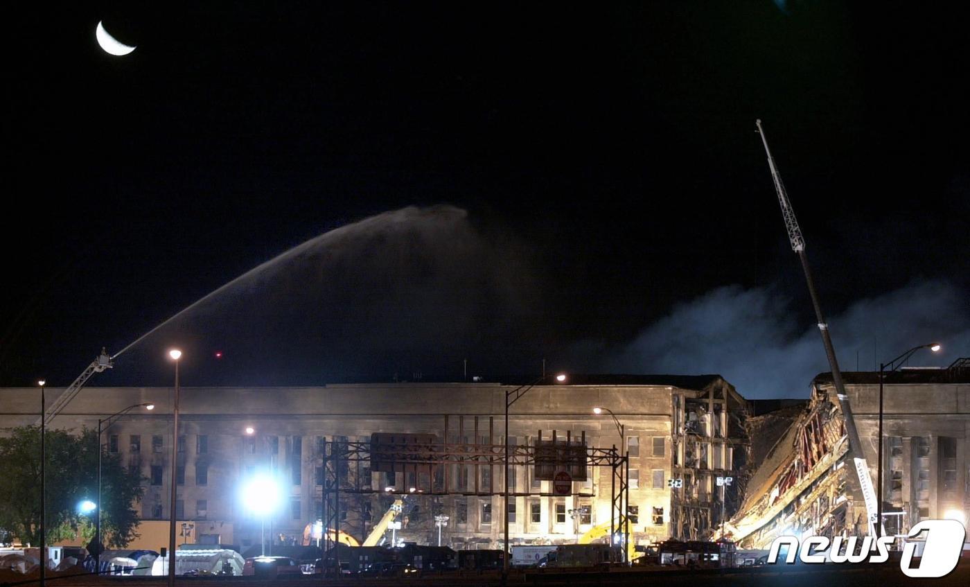 본문 이미지 - 미국 버지니아 포토맥강변 소재 국방부 청사 건물인 펜타곤이 아메리칸항공 77편과 충돌해 건물 일부가 붕괴됐다. 2001.09.12 ⓒ AFP=뉴스1