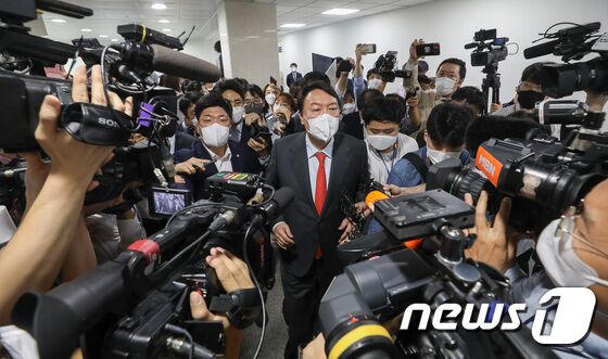 국민의힘 대선 주자인 윤석열 전 검찰총장이 8일 오후 서울 여의도 국회 소통관에서 '고발사주' 의혹과 관련한 기자회견을 마친 뒤 취재진에 둘러싸여 있다. 윤 전 총장은 “정치공작을 하려면 잘 준비해서 메이저 언론을 통해, 면책특권에 숨지말고 제기했으면 한다”고 인터넷 언론사 뉴스버스의 보도내용을 비판했다. 이동해 기자