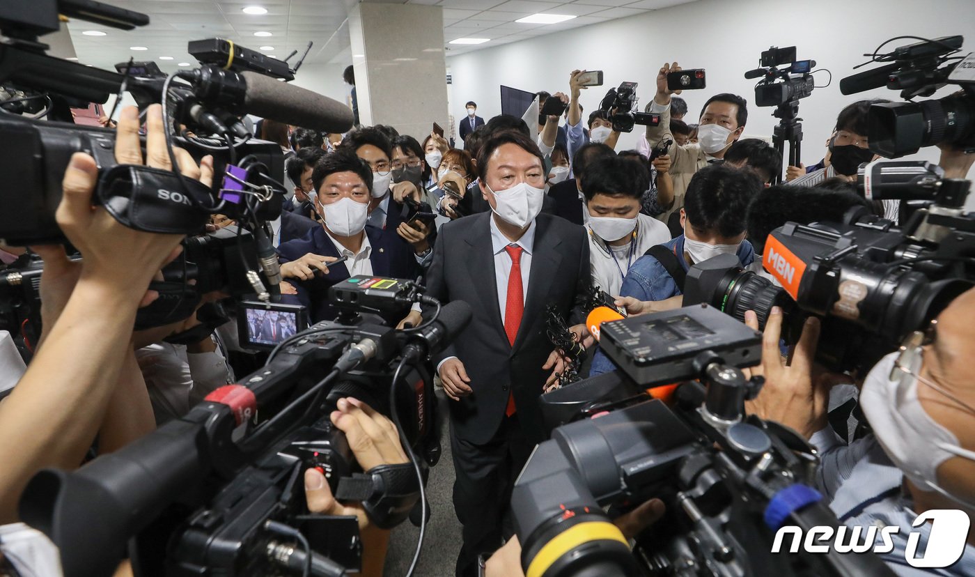 본문 이미지 - 국민의힘 대선 주자인 윤석열 전 검찰총장이 8일 오후 서울 여의도 국회 소통관에서 '고발사주' 의혹과 관련한 기자회견을 마친 뒤 취재진에 둘러싸여 있다. 윤 전 총장은 “정치공작을 하려면 잘 준비해서 메이저 언론을 통해, 면책특권에 숨지말고 제기했으면 한다”고 인터넷 언론사 뉴스버스의 보도내용을 비판했다. 이동해 기자