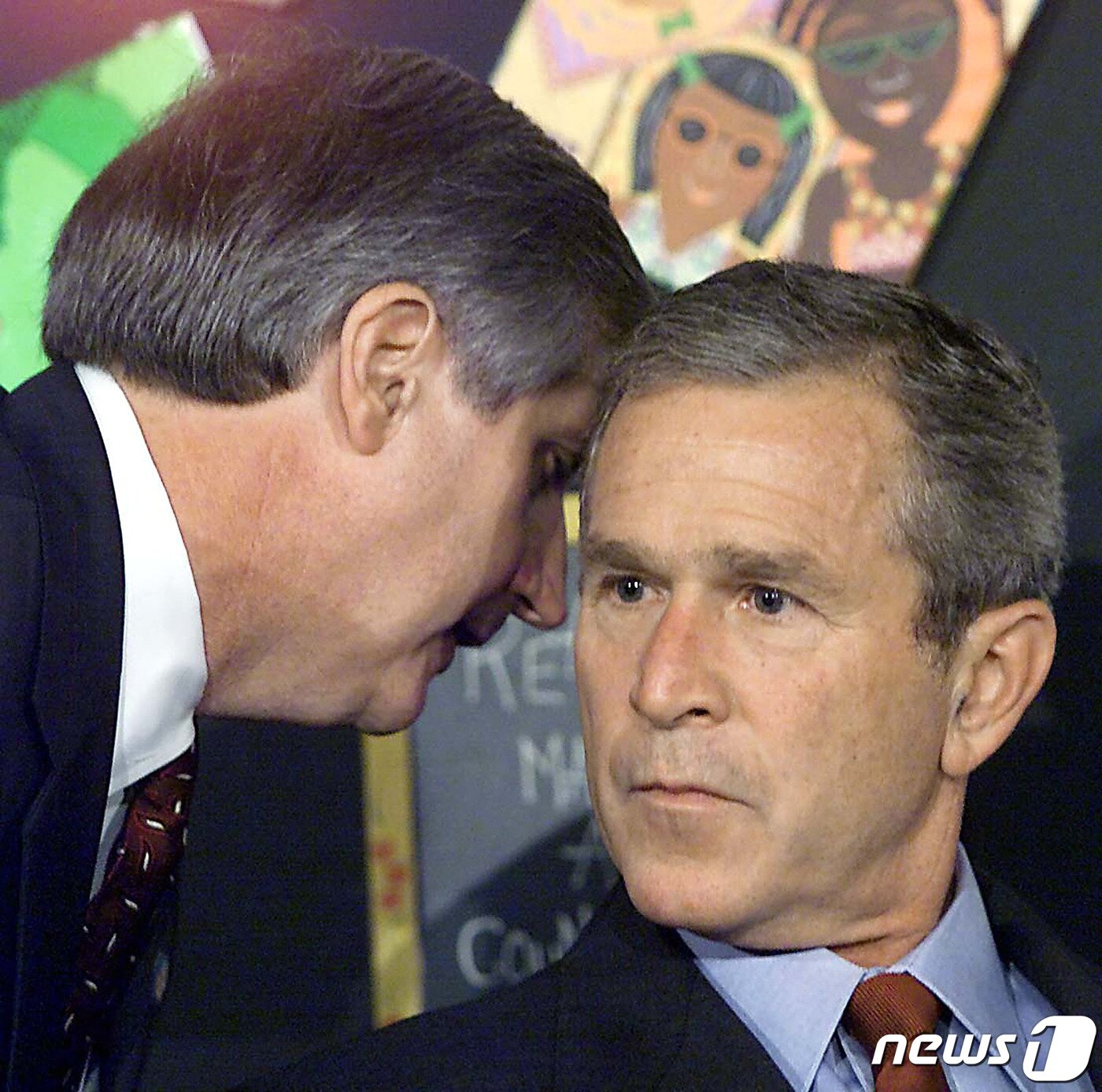 본문 이미지 - 앤드루 카드(왼쪽) 당시 비서실장이 조지 W. 부시 당시 미국 대통령(오른쪽)에게 911 테러 사건을 귓말로 전하고 있다. 2001.09.11 ⓒ AFP=뉴스1