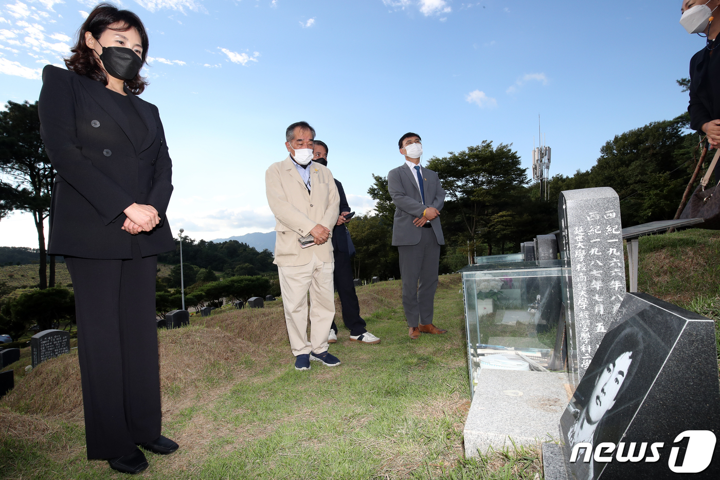 (광주=뉴스1) 황희규 기자 = 더불어민주당 대권 주자인 이재명 경기도지사 부인 김혜경씨가 8일 오후 광주 북구 망월동 민족민주열사묘역(5·18구묘역)에서 참배한 뒤 이한열 열사 …