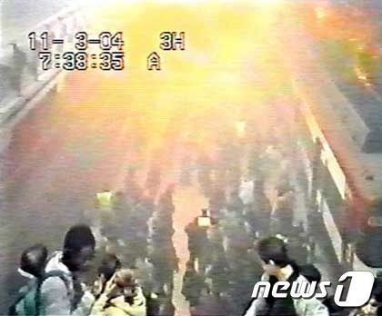 본문 이미지 - 2004년 3월 11일 오전 7시 30분 스페인 마드리드 아토차역에서 발생한 알카에다 연계 단체들의 테러 공격으로 191명이 사망하고 2061명이 부상했다. 사진은 당시 CCTV 화면 갈무리.