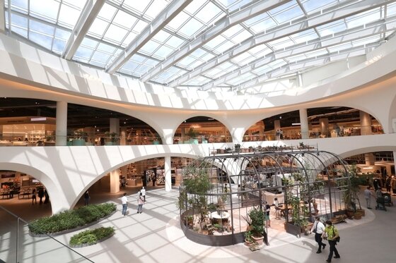 본문 이미지 - 오는 10일 경기도 의왕시 학의동에 위치한 '롯데프리미엄아울렛 타임빌라스'가 문을 연다. '타임빌라스(Time Villas)'는 '시간(Time)'과 '별장(Villas)'의 합성어로 '시간도 머물고 싶은 공간'이라는 의미를 담았다. 투명한 유리 온실을 연상시키는 타임빌라스의 시그니처 공간 '글라스빌(GLASS VILLE)'의 자연 친화 독립형 매장을 비롯해 잔디광장을 중심으로 넓게 펼쳐진 '플레이빌(PLAY VILLE)에서는 아이와 함께 피크닉을 즐기는 '자연 속 휴식' 공간을 구현했다. (롯데쇼핑 제공) 2021.9.9/뉴스1