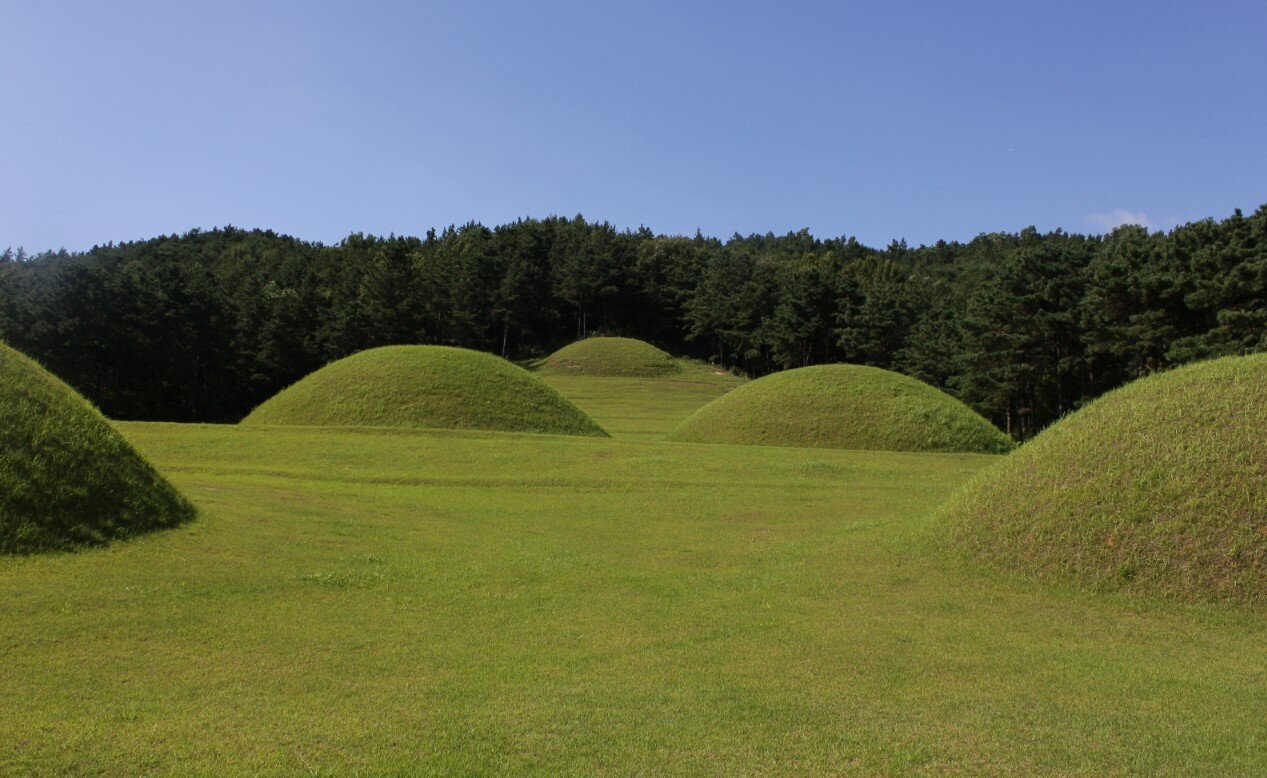 본문 이미지 - 능산리고분군 전경. 문화재청 제공