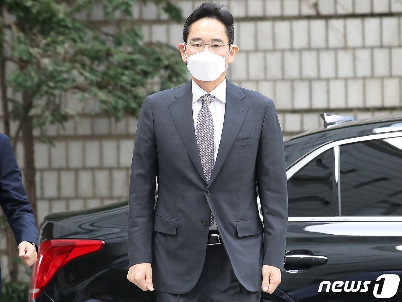 본문 이미지 - 이재용 삼성전자 부회장이 지난 9일 오전 서울 서초구 서울중앙지방법원에서 열린 자본시장과 금융투자업에 관한 법률위반 등 혐의 관련 공판에 출석하고 있다. 2021.9.9/뉴스1 ⓒ News1 임세영 기자