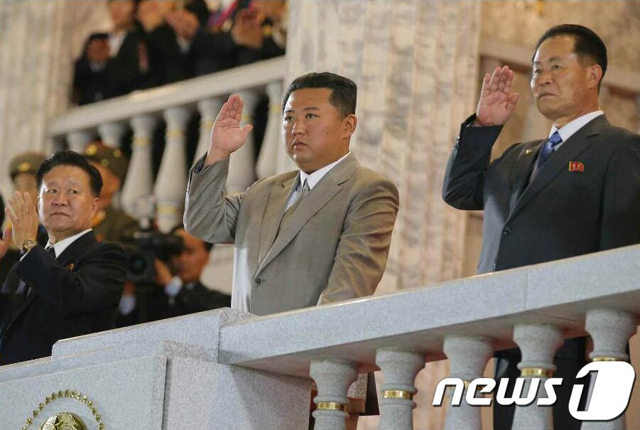 본문 이미지 - 열병식에 참석한 김정은 북한 노동당 총비서. [국내에서만 사용가능. 재배포 금지. DB 금지. For Use Only in the Republic of Korea. Redistribution Prohibited] rodongphoto@news1.kr