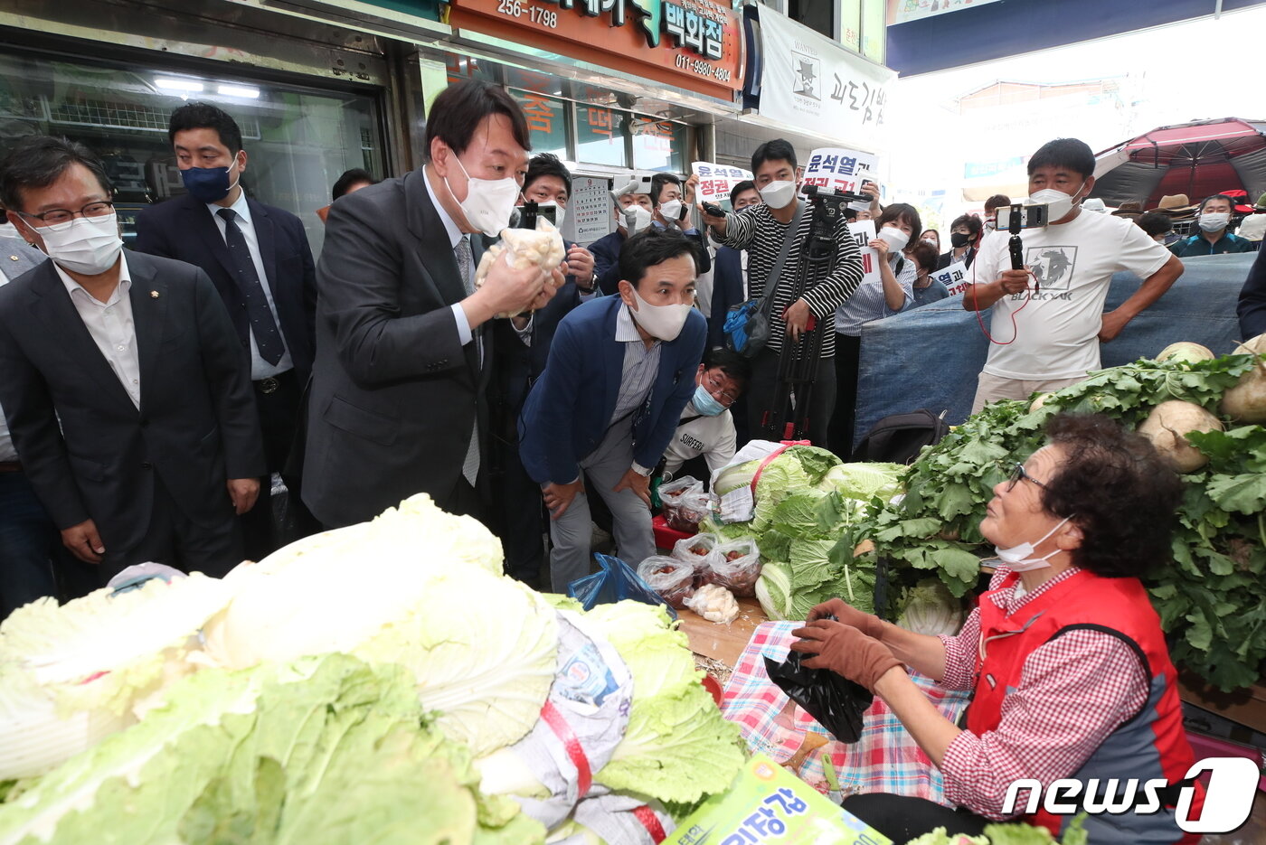 본문 이미지 - 윤석열 국민의힘 대선 예비후보가 9일 오후 강원 춘천시 중앙시장을 찾아 상인들과 인사하고 있다. 윤 후보는 '고발 사주' 의혹이 확산하는 가운데 입당 후 처음으로 강원도를 방문해 지역 민생탐방 행보에 시동을 걸었다. 2021.9.9/뉴스1 ⓒ News1 오대일 기자